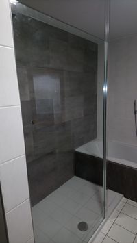 Dusche nachher; Wandverkleidung mit Mineral-Design Vario